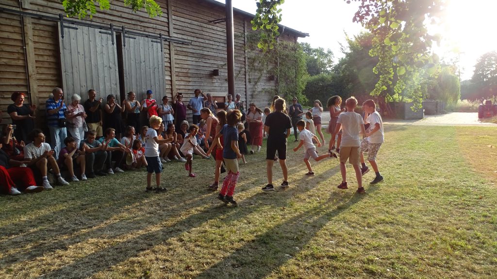 Kinder spielen auf der Kunstwoche